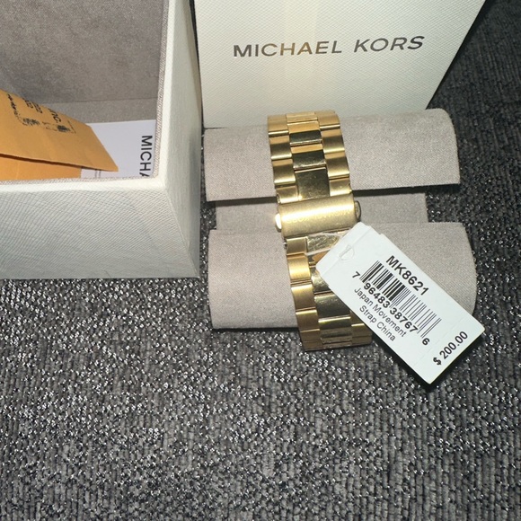 MICHAEL KORS
Slim Runway Black Dial Men's Watch
Item No. MK8621 - Picture 7 of 7